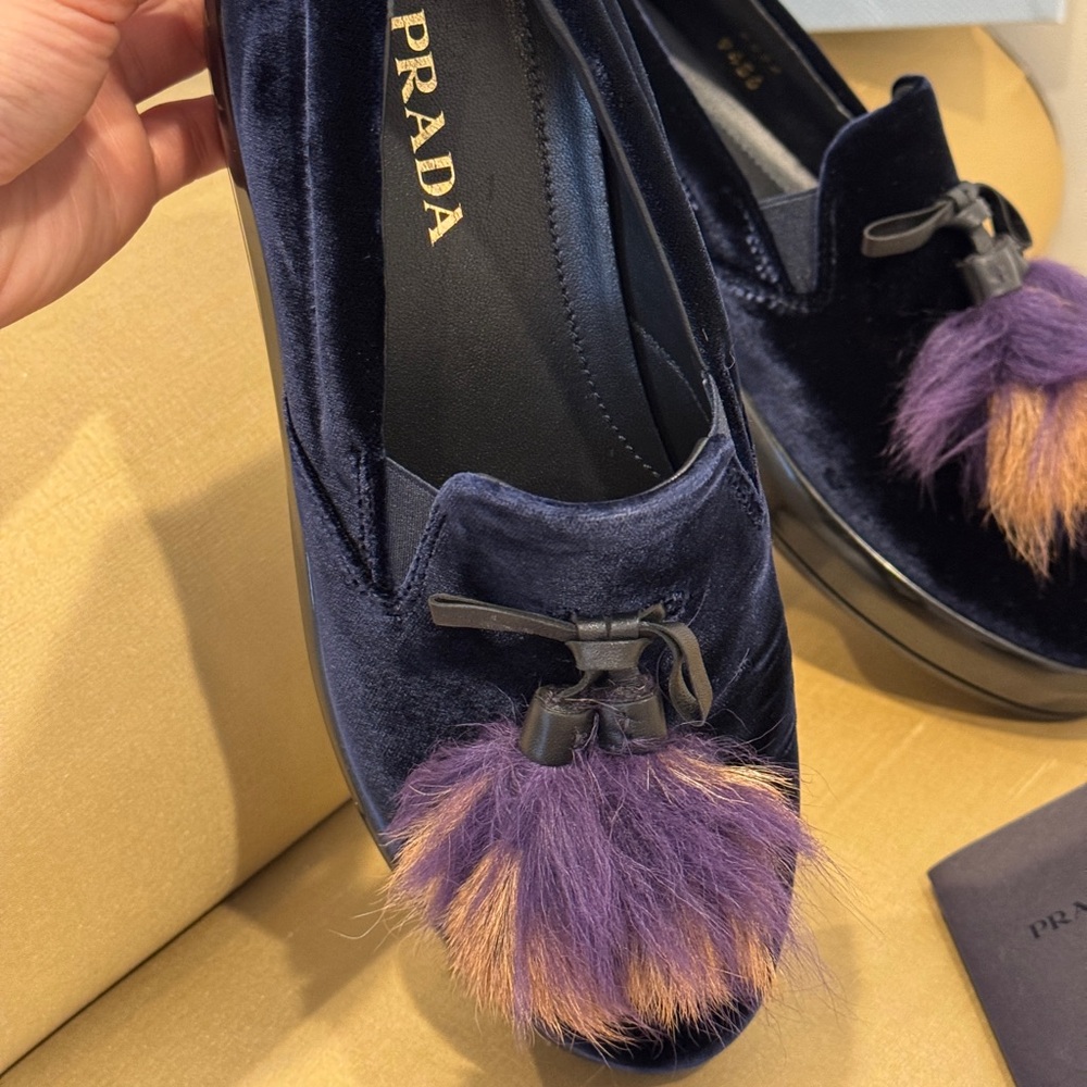 Prada 35MM Women's Velvet
Loafers size 38 1/2 - Picture 3 of 8